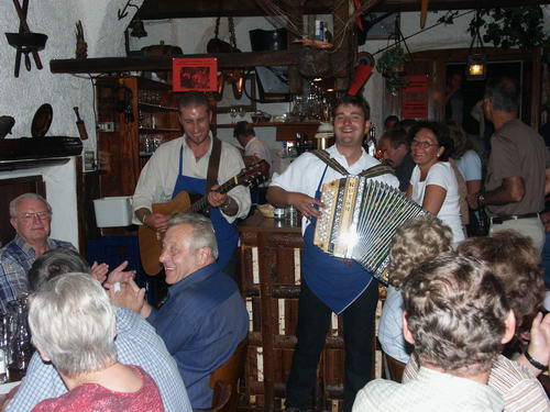 Günther und Sepp sorgen für Stimmung im Fischerkeller